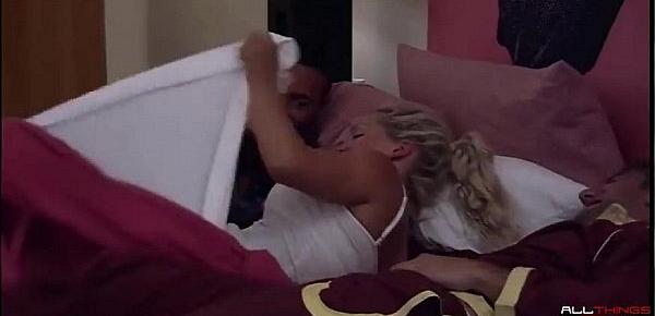  Reality Show- Loirinha punhetando 2 caras na cama